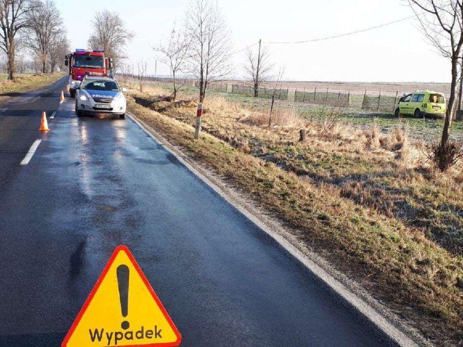 Dachowanie volkswagena. Kierująca w szpitalu [ZDJĘCIA]