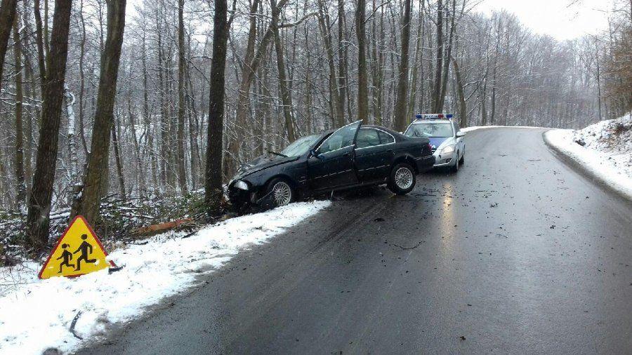 Policyjny pościg za bmw. Pijany kierowca rozbił się o drzewo