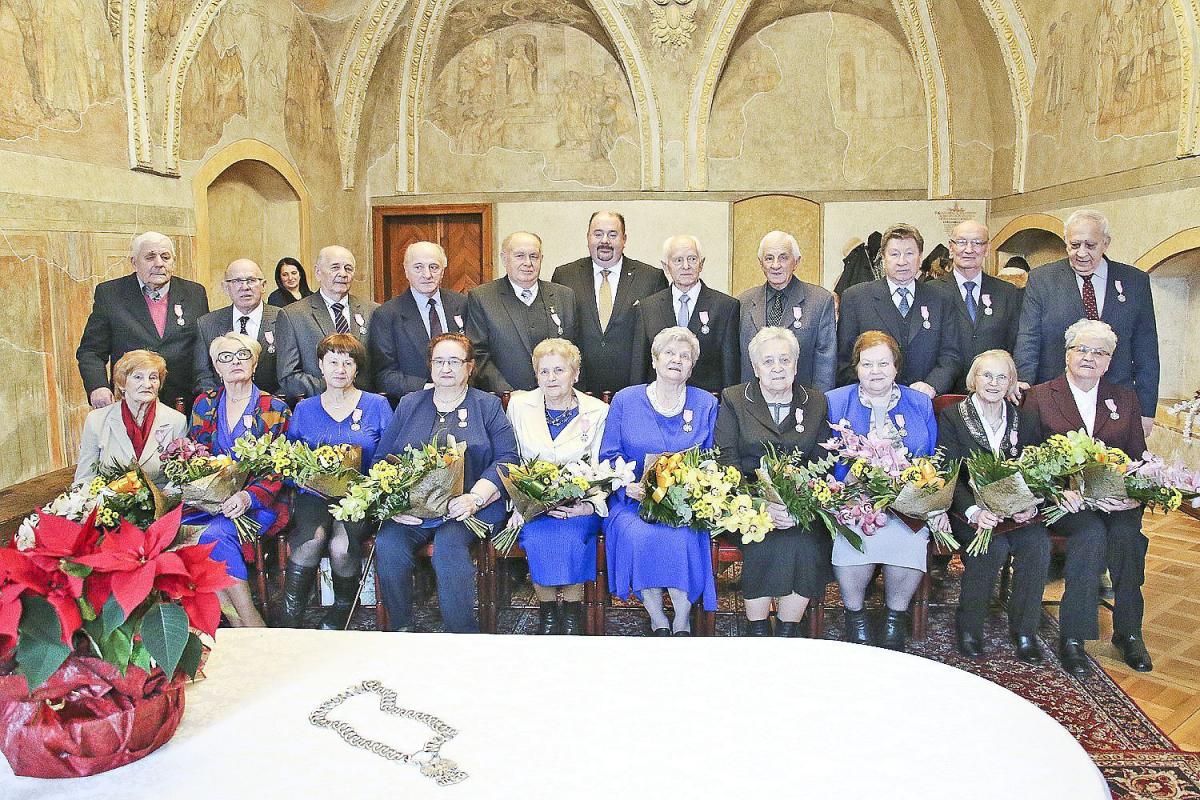 Medale dla diamentowych i złotych jubilatów