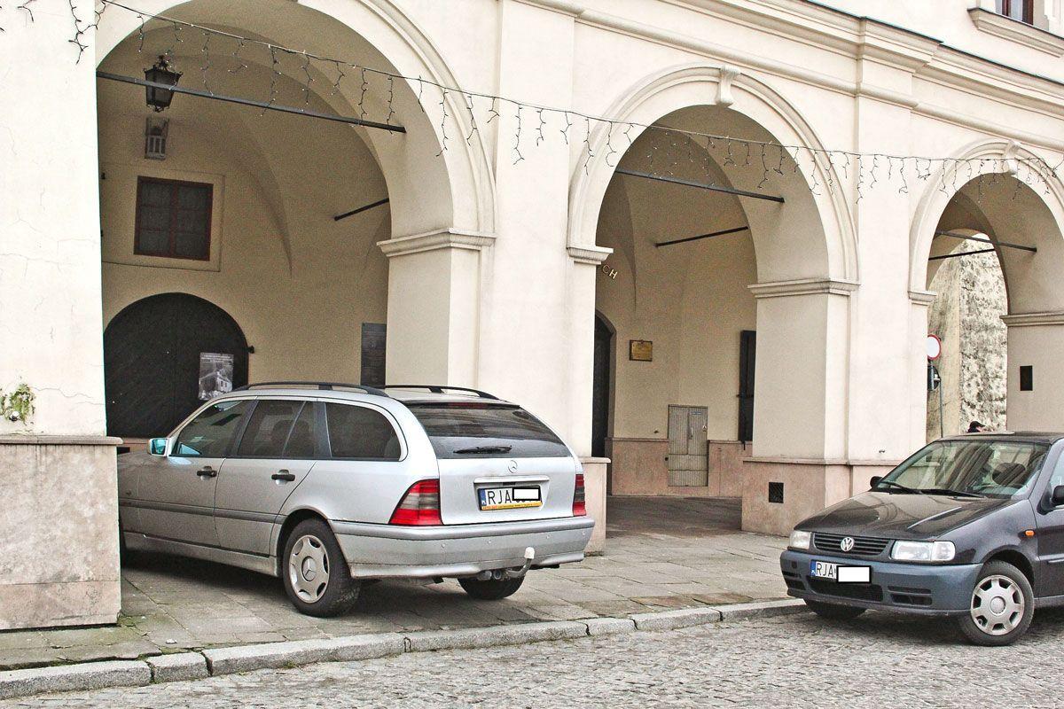 Zaparkował w podcieniach muzeum