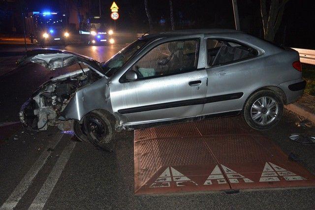 28-latek citroenem uderzył w latarnię i uciekł. Był nietrzeźwy