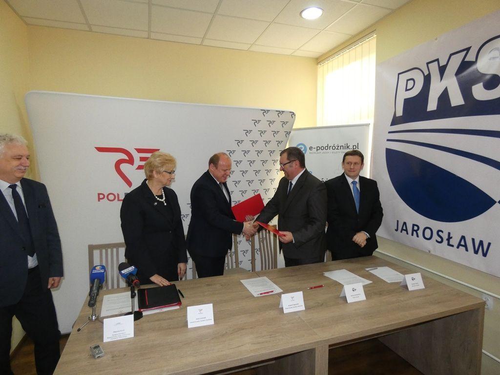 Jeden bilet na pociąg i autobus!