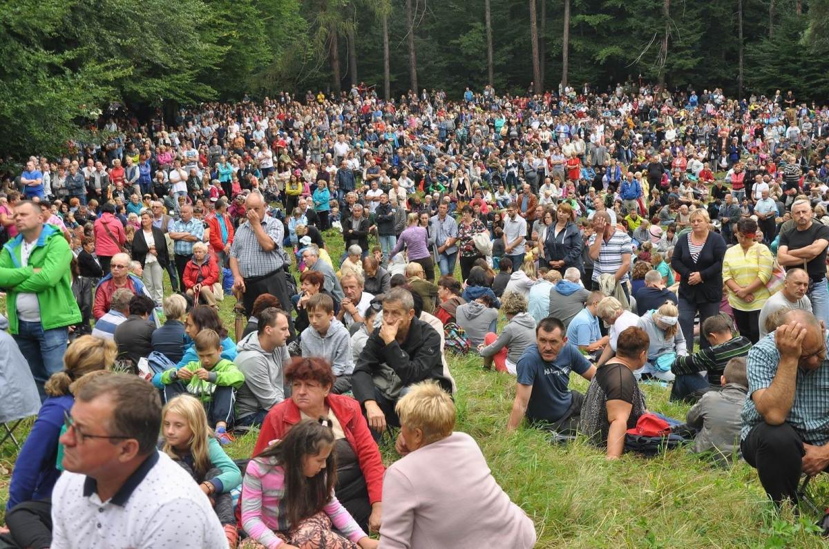 Mniej Polaków chodzi na msze