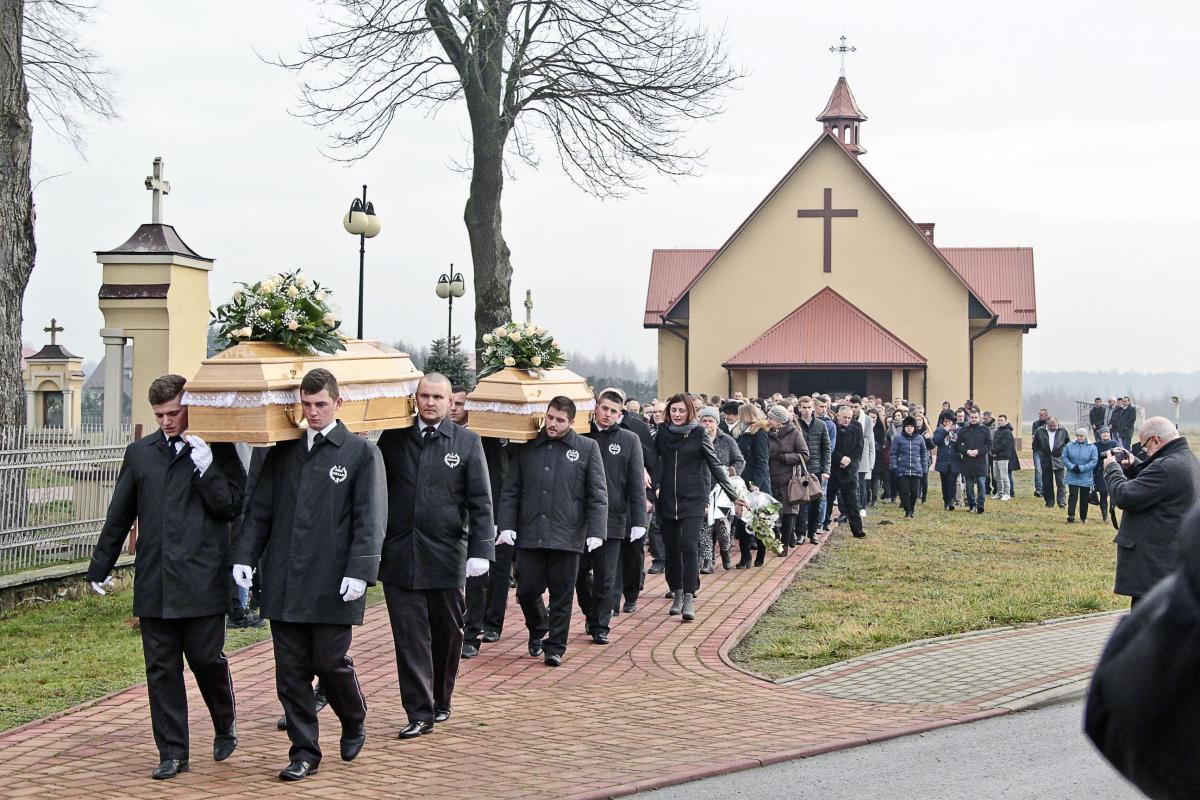 Kilkaset osób żegnało tragicznie zmarłe Dominikę i Anię [ZDJĘCIA]