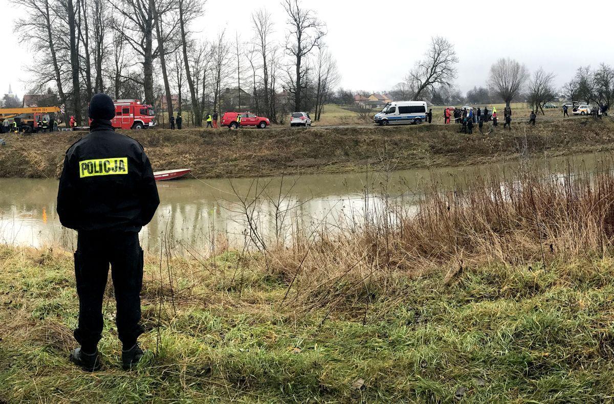 – Pod wodą była zerowa widoczność – strażak o szczegółach akcji poszukiwania 5 osób w Tryńczy