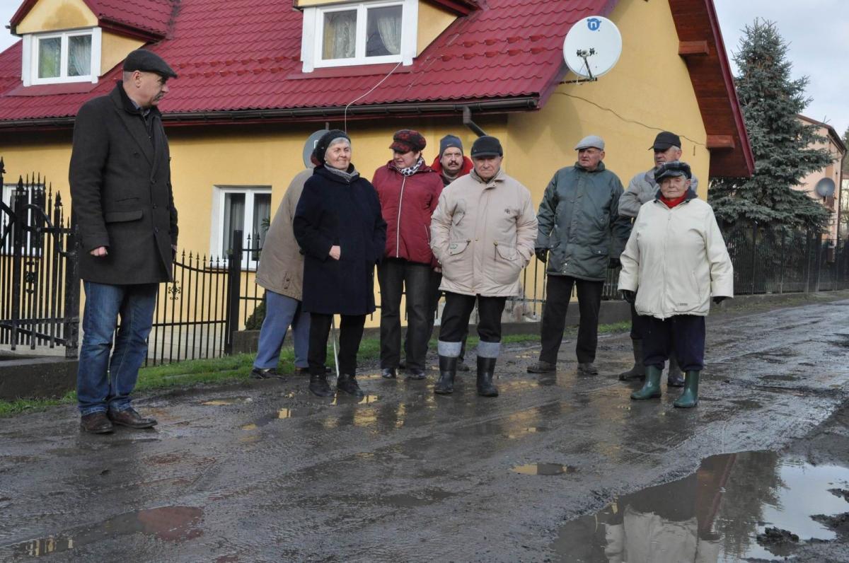 Od 10 lat proszą o remont drogi [ZDJĘCIA]