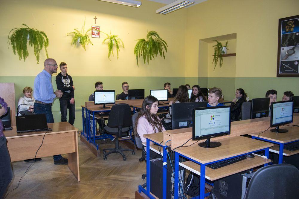I LO zyskało nowoczesną pracownię informatyczną