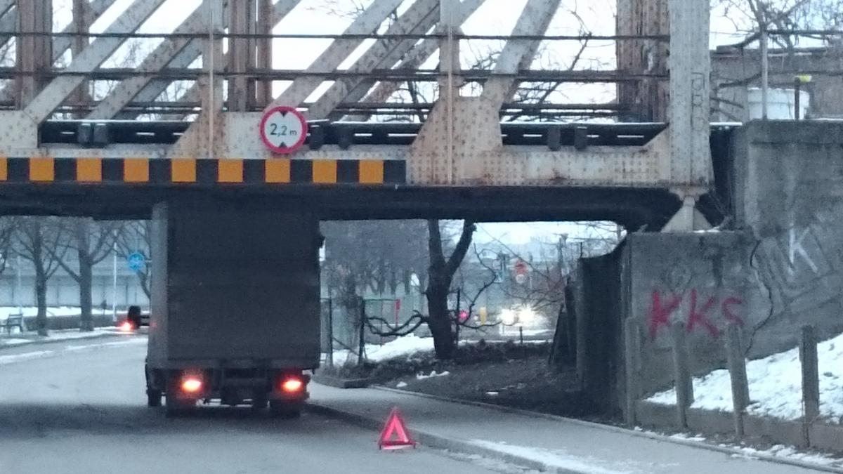 Kierowca dostawczaka utknął pod mostem kolejowym