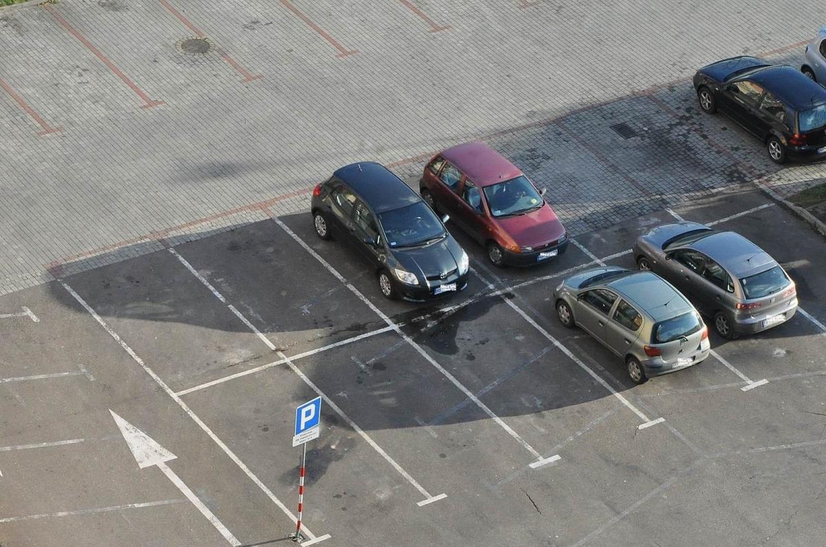 Miejsca parkingowe będą szersze