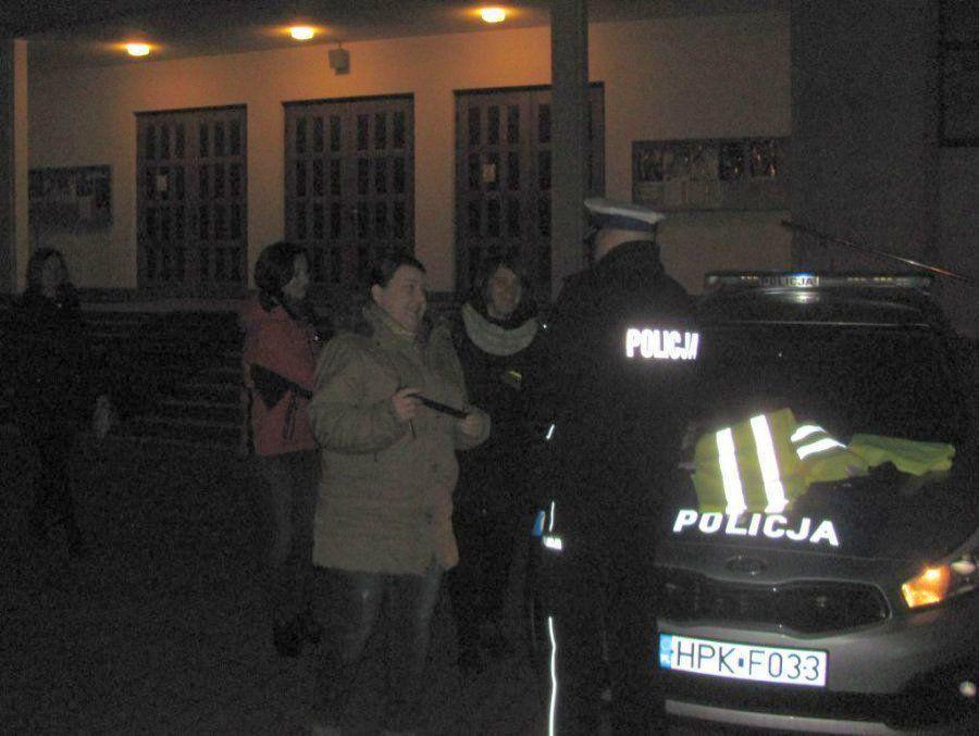 Policjanci rozdawali odblaski