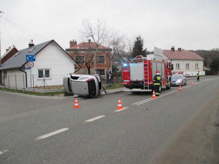 Jechała za szybko i uderzyła w ogrodzenie. Opel się przewrócił [ZDJĘCIA]