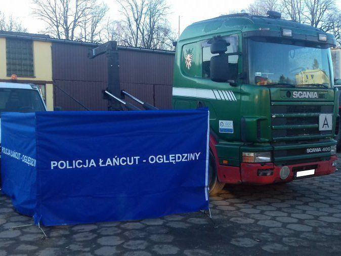 54-latek zginął pod ciężarówką, którą naprawiał 
