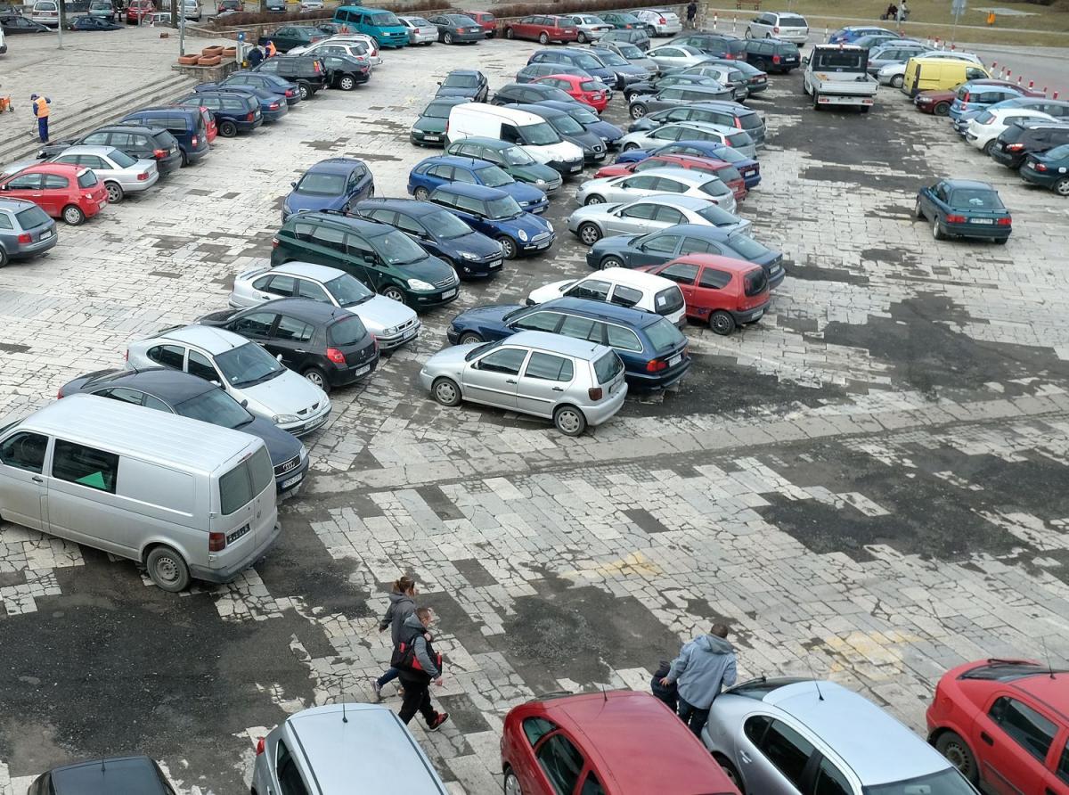 Remont parkingu na placu Rybim wisi na włosku?