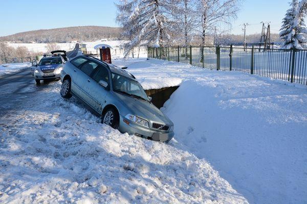Stracił panowanie nad volvo i wjechał do rowu. Był pijany
