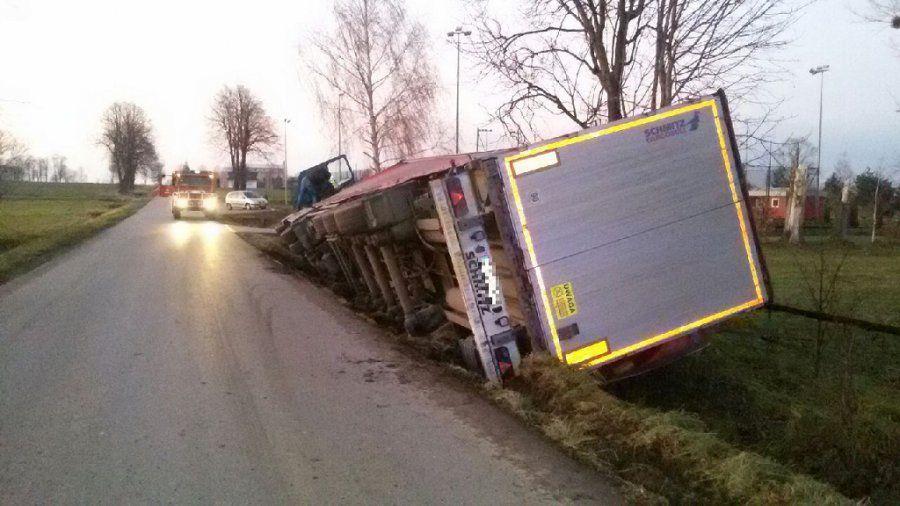 Ciężarowe volvo wjechało do rowu [ZDJĘCIA]