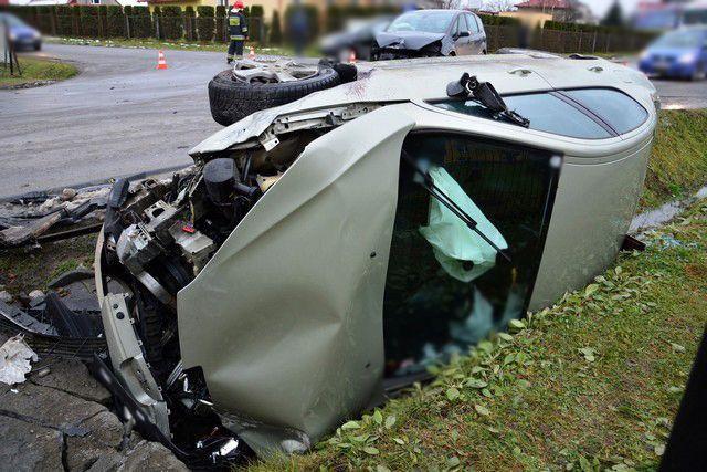 Zderzenie 2 pojazdów. 5 osób trafiło do szpitala, w tym dwoje dzieci [ZDJĘCIA]