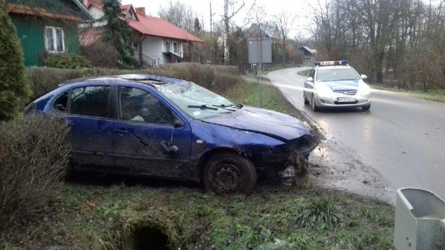Wjechał do rowu i dachował. Miał 2 promile