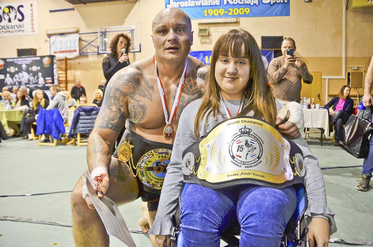 Lawiny ciosów, krew i nokauty. Mistrzostwa Polski w K1/Thaiboxing/MMA w Jarosławiu [ZDJĘCIA]