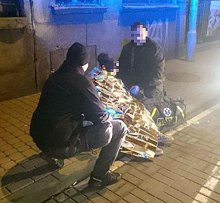 Mężczyzna usłyszał wołanie. Policjanci pomogli bezdomnym