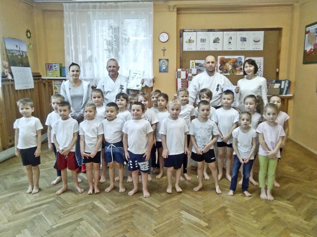Karatecy u przedszkolaków. Miny maluchów bezcenne