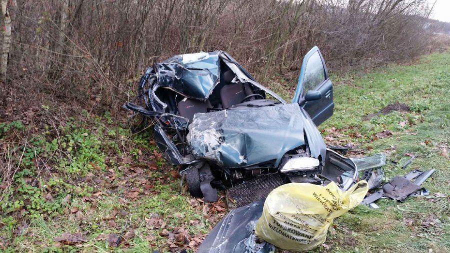 Citroen uderzył w zaparkowane pojazdy. Dwie osoby ranne