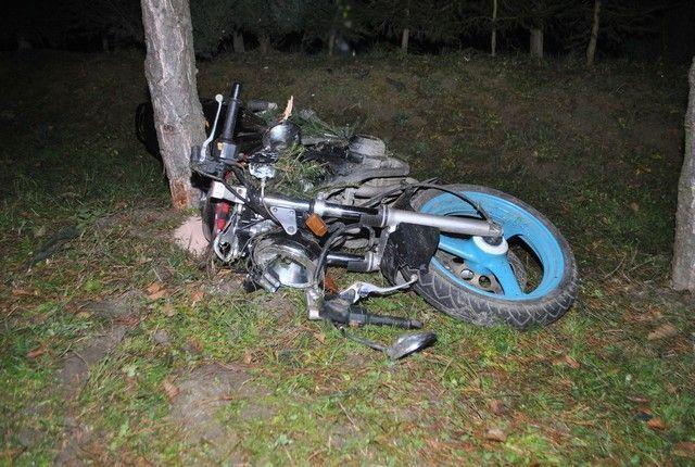 Kierujący motocyklem uderzył w drzewo. Dwie osoby poważnie ranne