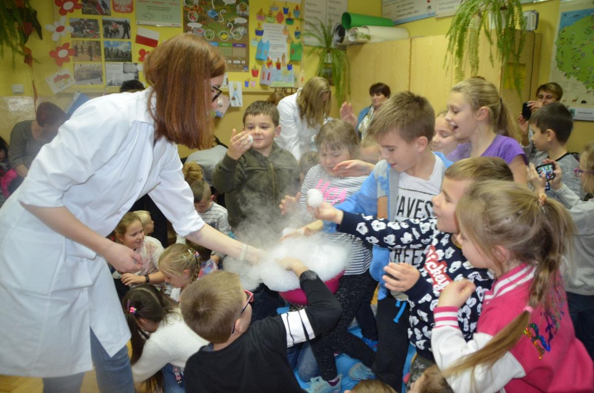 Zmienili szkołę w wielkie laboratorium