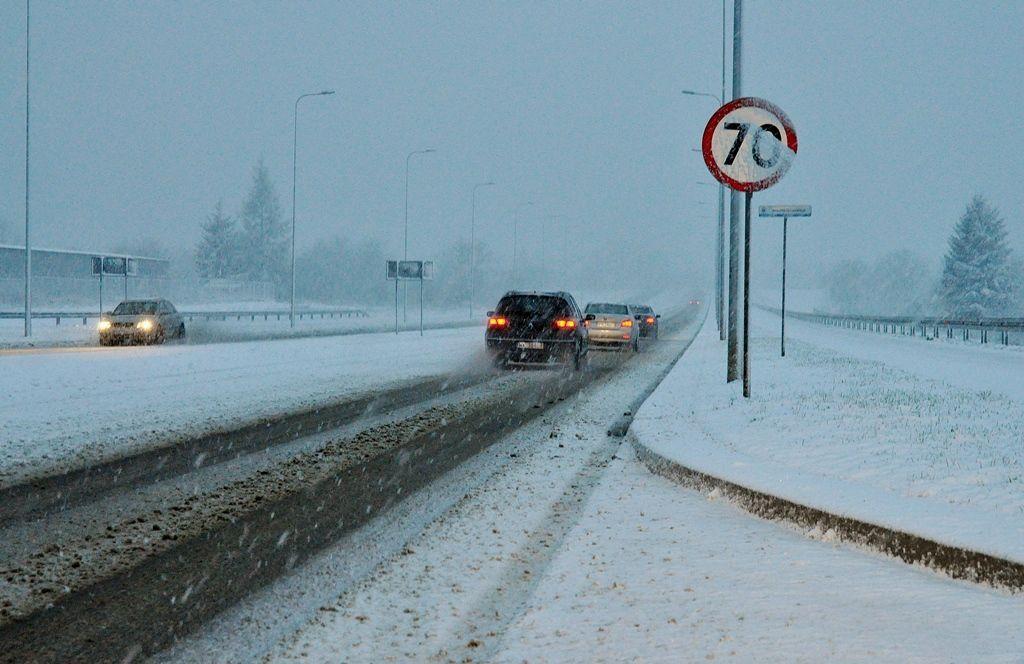 Ślisko na drogach. Policja apeluje o ostrożność