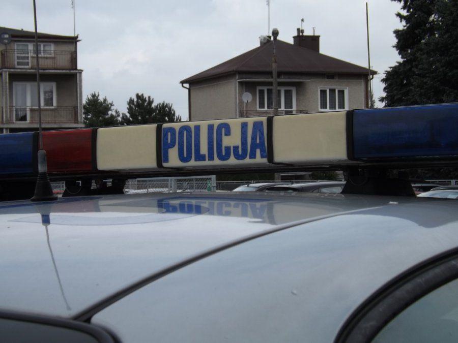 Pijany kierowca śmiecił na jezdni