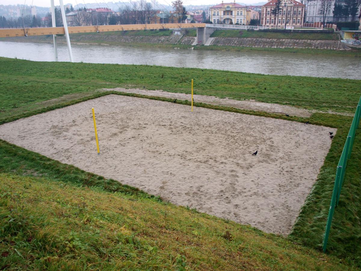 Kosztowne boiska... kuwetami dla zwierząt