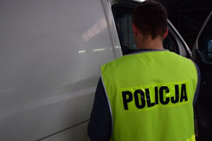 18-latek nie zatrzymał się do kontroli i potrącił policjanta. Padły strzały