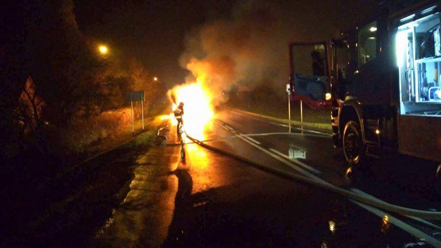 26-latek pomógł kobiecie, której auto stanęło w płomieniach