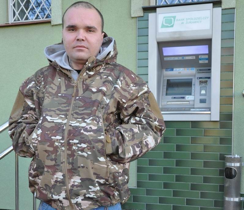 Niebezpieczne schody przed bankomatem w Żurawicy