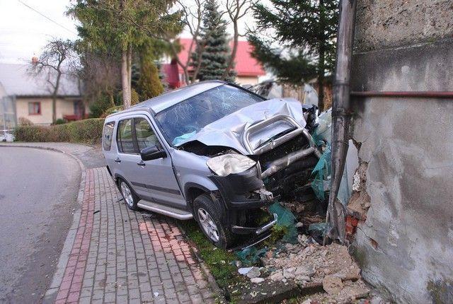 Zjechała z drogi i uderzyła w dom. Straciła prawo jazy [ZDJĘCIA]