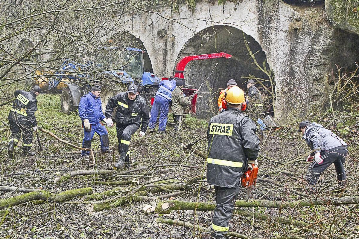 50 osób uprzątnęło dziedziniec. Siekierezada na Forcie V [ZDJĘCIA]
