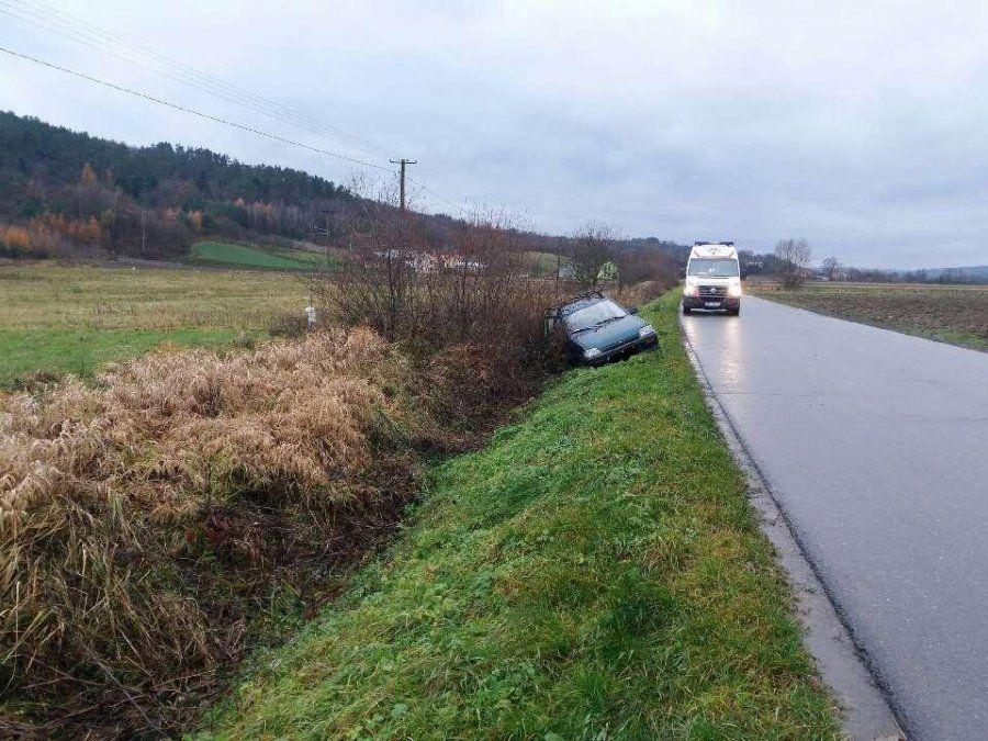 Kobieta wjechała do rowu, bo miała 3 promile. Wiozła 2 dzieci