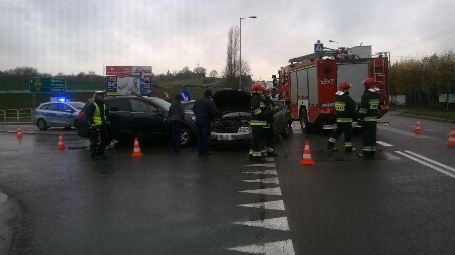 Zderzenie 3 pojazdów na skrzyżowaniu