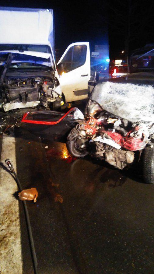 Tragiczny wypadek. 24-letni pasażer zginął podczas zderzenia czołowego
