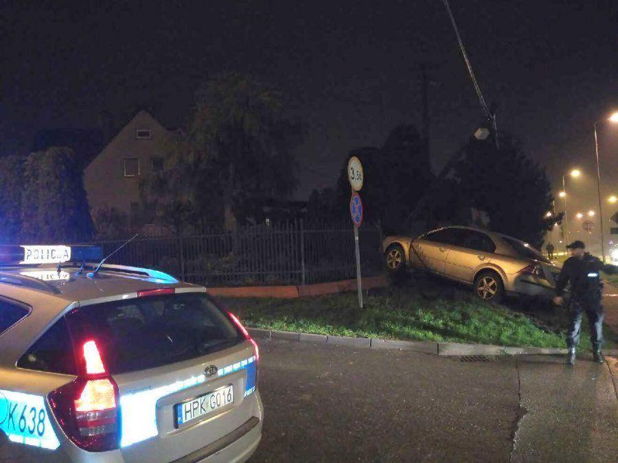 Chciał uniknąć zderzenia, uderzył w ogrodzenie