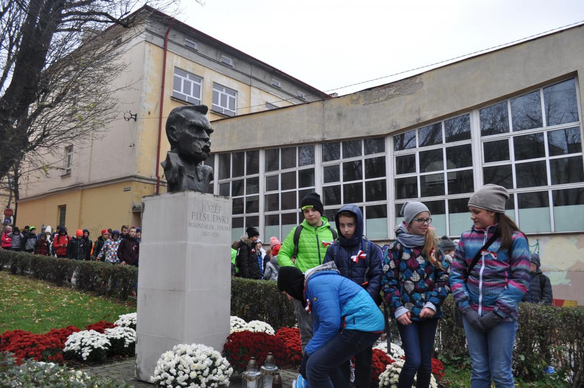 Dzieci odwiedziły miejsca pamięci w Przemyślu