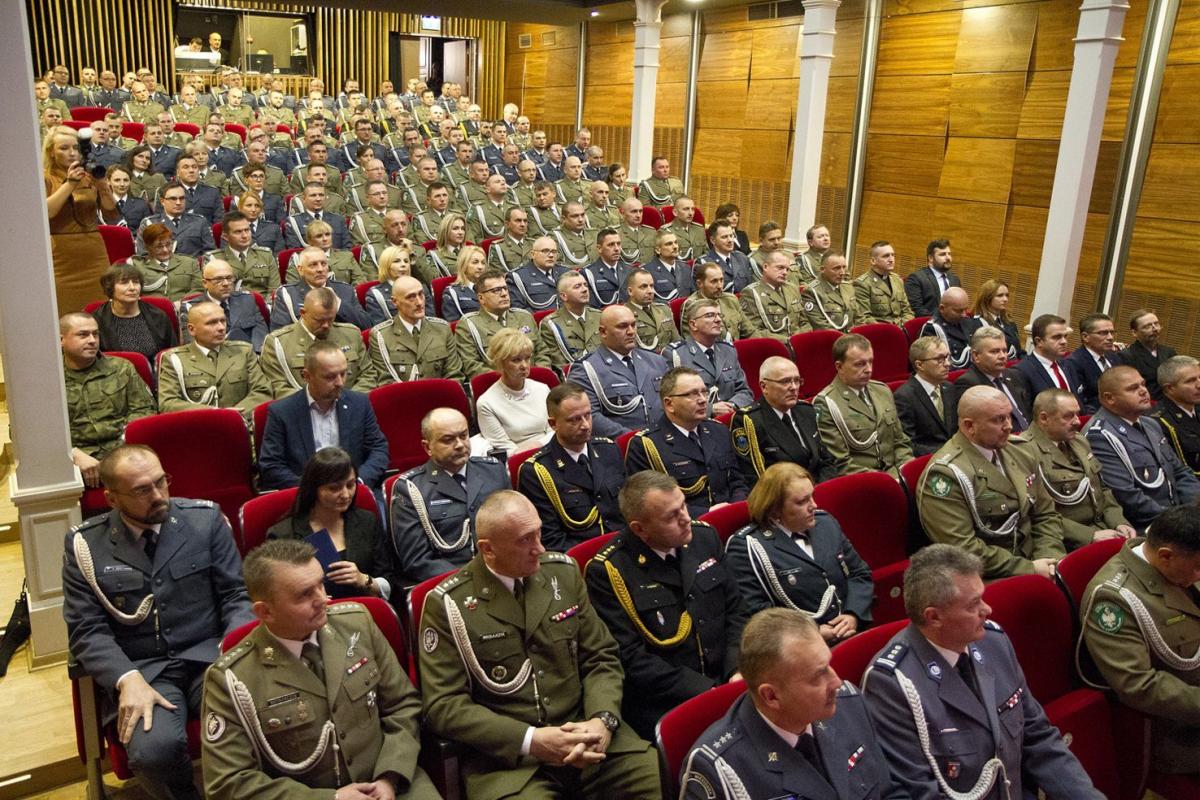Uroczysta zbiórka służb mundurowych na przemyskim Zamku