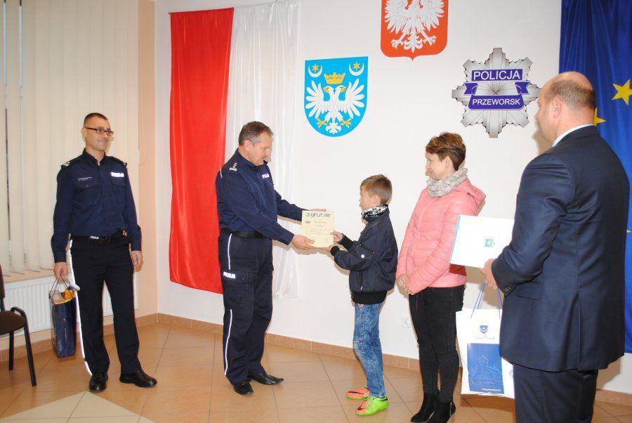 11-latek pomógł zatrzymać pijanego kierowcę. Dostał podziękowanie od policjantów