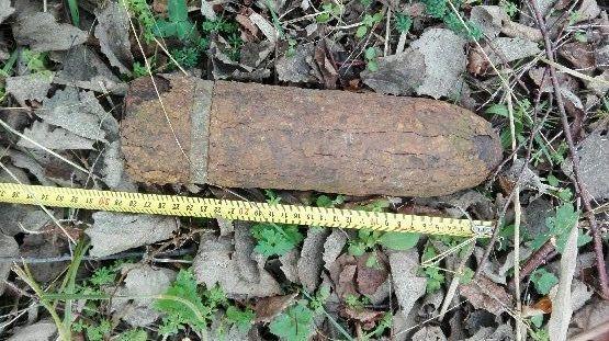 Podczas spaceru znalazł na polu pocisk artyleryjski