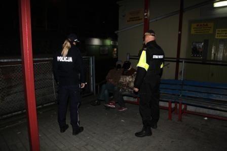 Policjanci i strażnicy miejscy z Przemyśla nocą poszukiwali osób bezdomnym