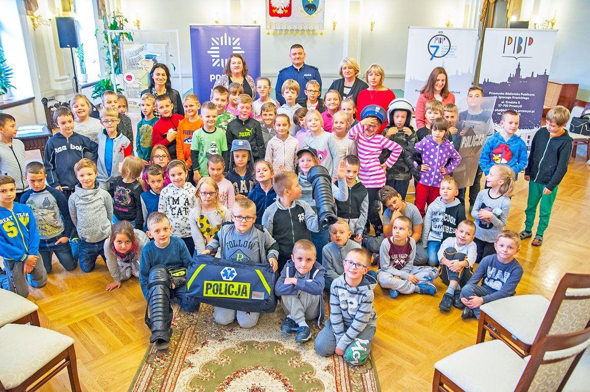 Policjant czytał dzieciom w Przemyskiej Bibliotece Publicznej 