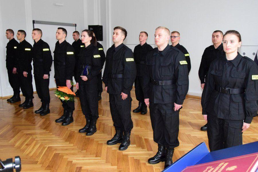 15 nowo przyjętych policjantów złożyło dziś ślubowanie [ZDJĘCIA]
