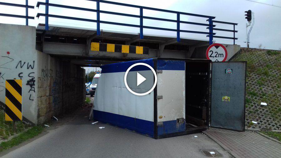 Nie zmieścił się pod wiaduktem i zablokował przejazd [ZDJĘCIA, WIDEO]
