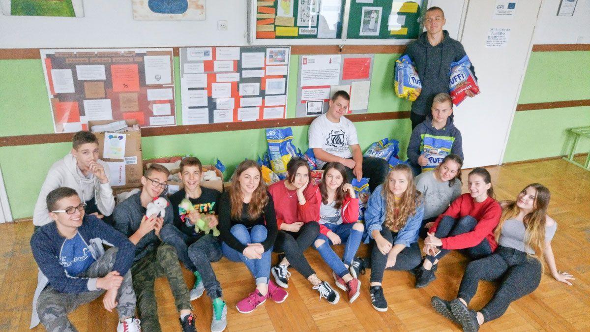 Uczniowie lubaczowskiej „Dwójki” pomogli zwierzakom ze schroniska w Orzechowcach