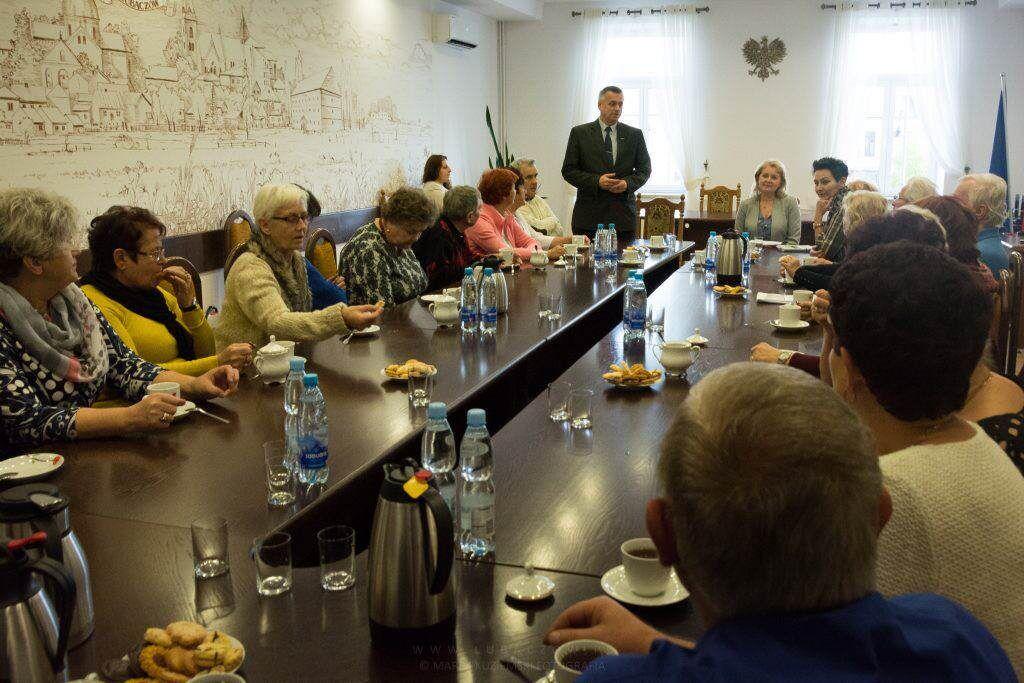 Seniorzy podpatrywali seniorów