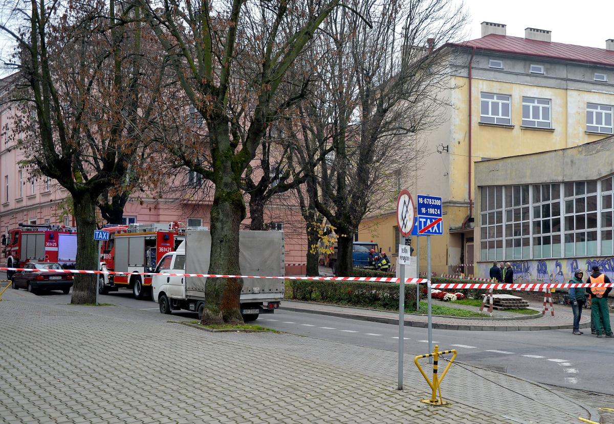 Operator koparki uszkodził gazociąg przy byłym gimnazjum